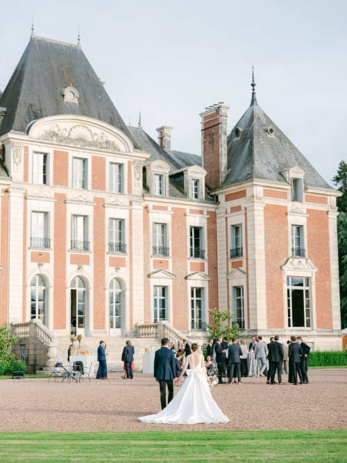 Mariée en robe blanche au Domaine Du Réveillon, château de mariage en Entrains-sur-Nohain