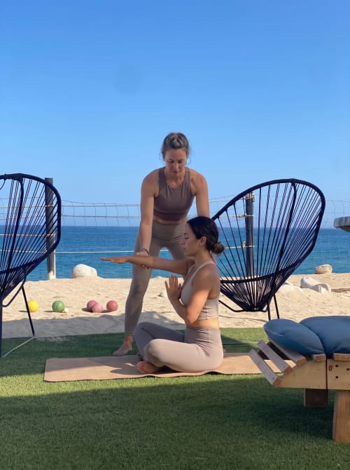 Clase de yoga en Vidasoul, centro frente al mar en La Vinorama, con vista al océano y cancha de voleibol