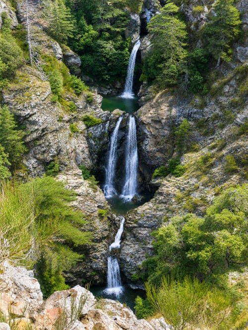 Suggestiva cascata nella lussureggiante gola vicino al B&B Pellicano Guest House, Reggio Calabria Italia