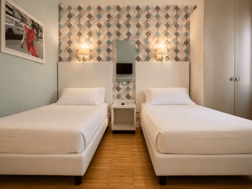 Letti gemelli nella camera Gabbiano comfort di B&B Pellicano, Reggio Calabria con arredamento moderno e servizi