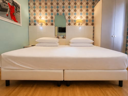 Comodo letto matrimoniale nella Camera Gabbiano del B&B Pellicano Guest House a Reggio Calabria, con comfort moderni e arredamento elegante