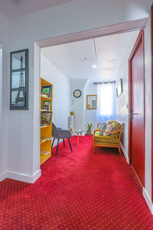 Chambre Carterret à La villa Cassinne B&B à Montebourg avec moquette rouge, étagères jaunes et mobilier moderne