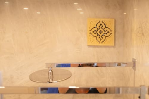 Bagno moderno presso Origenes Rooms Procida con pareti in marmo beige, specchio rotondo, piastrella decorativa in legno e comfort di lusso