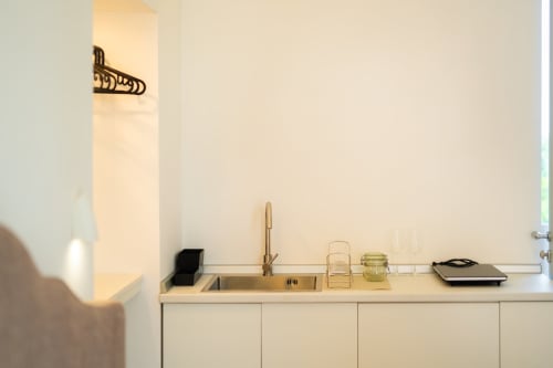 Cucina moderna nell'appartamento Aura presso Origenes Rooms, Procida, con lavello e rubinetteria in acciaio inossidabile