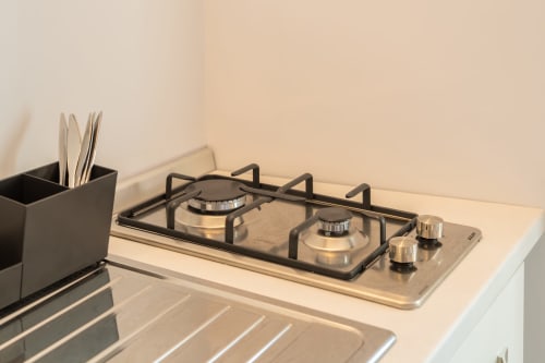 Moderna cucina a gas in acciaio inossidabile nell'appartamento Onda di Origenes Rooms, Procida