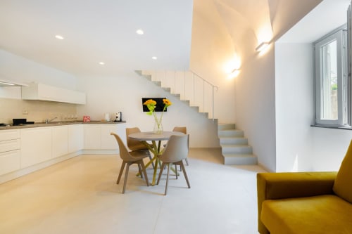 Cucina moderna e zona pranzo con scala presso Origenes Rooms, Procida