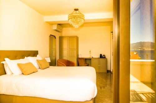 Chambre avec vue mer luxueuse à l'Hôtel Villa Martini Ajaccio, décoration élégante et terrasse privée
