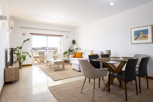 Apartamento moderno em Vilamoura com sala de jantar, sala de estar, kitchenette e varanda com vista para a piscina no hotel RB Algarve
