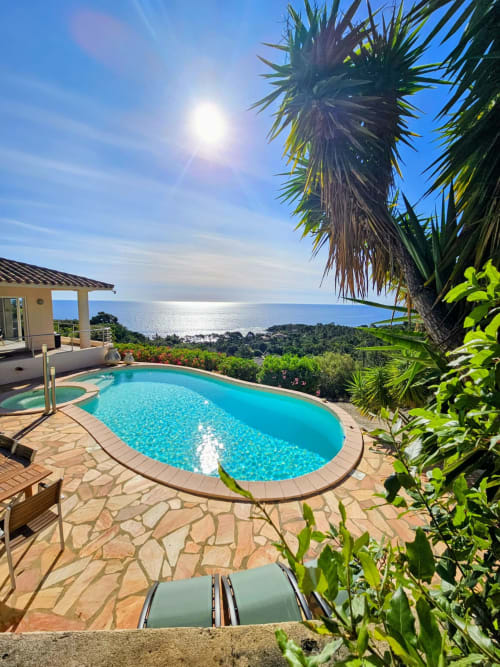 Piscine chauffée avec vue sur la mer Méditerranée à la Villa Eva, Corsu Di Core, Favone Corse