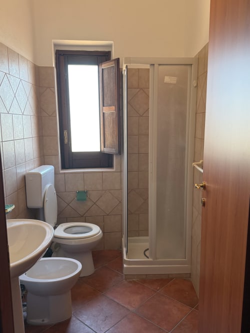 Bagno della camera Quadrupla presso Borgo Luce B&B, Francavilla Marittima con wc, lavabo e box doccia