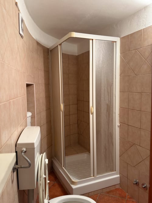 Moderna cabina doccia nella camera al piano terra di Borgo Luce, Francavilla Marittima, con piastrelle beige e stile contemporaneo