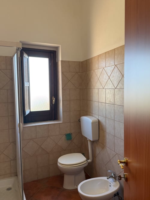 Bagno del Borgo Luce B&B a Francavilla Marittima con wc, lavandino, finestra e pareti piastrellate