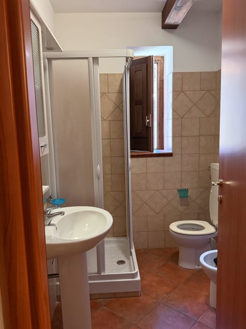 Bagno della camera Matrimoniale presso Borgo Luce B&B a Francavilla Marittima, con lavabo, toilet e doccia