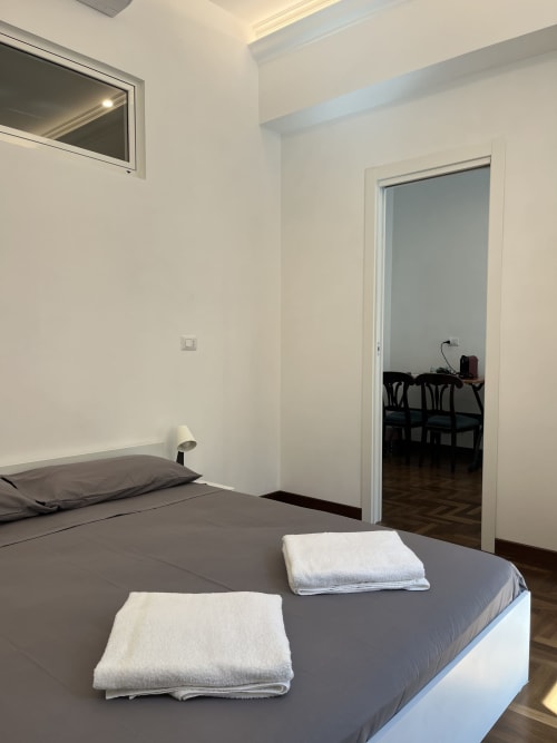 Camera moderna della Domus Giovanna B&B a Roma con letti gemelli, asciugamani bianchi e vista sulla città