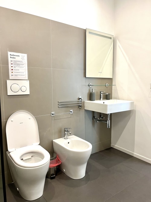 Bagno moderno presso Domus Giovanna B&B a Roma con wc, bidet, lavandino, specchio e rubinetteria cromata
