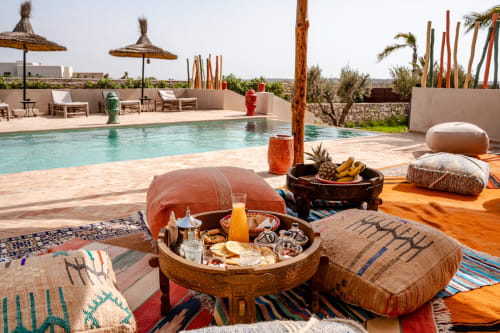 Terrasse piscine du Riad Arkaya à Essaouira avec transats marocains, petit-déjeuner et vue sur l'océan