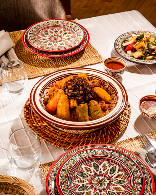 Tajine marocain aux pommes de terre et viande du Riad Arkaya à Essaouira, servi dans des assiettes décorées