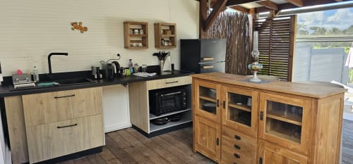 Modern kitchen in Bungalow Néo cottage at Habitation Villa Les Cassias, Petit Bourg with wooden cabinetry, black countertops