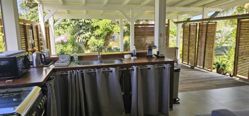 Cuisine ouverte et salle à manger avec patio extérieur au bungalow Habitation Villa Les Cassias, Guadeloupe