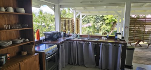 Cuisine moderne avec vue sur le jardin à la Habitation Villa Les Cassias, Guadeloupe
