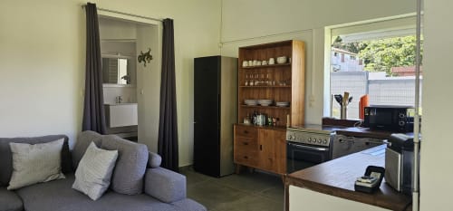 Intérieur du bungalow de la Villa Les Cassias avec séjour, cuisine, mobilier en bois et équipements modernes à Petit