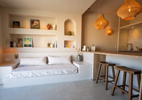 Chambre moderne de la villa Can Jeannette à Collioure avec literie blanche, rangements intégrés, luminaires suspendus tressés et