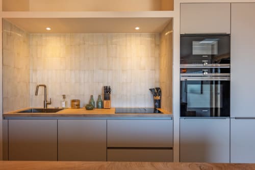 Cuisine moderne de la villa Can Jeannette à Collioure avec électroménagers en acier inoxydable et design côtier