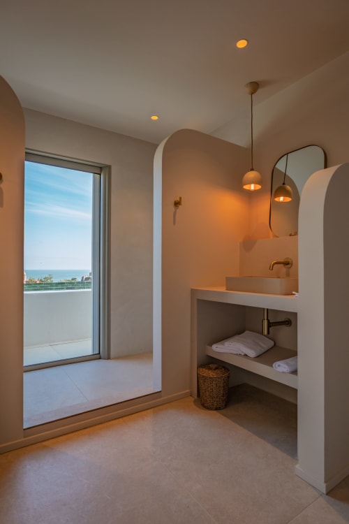 Salle de bain moderne à la villa Can Jeannette, Collioure avec vue sur mer, accents bois et design minimaliste