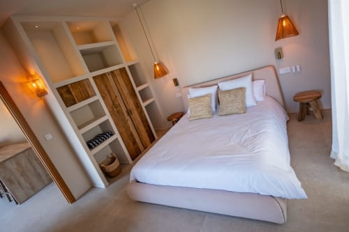 Chambre moderne de la villa Can Jeannette à Collioure avec lit queen-size, luminaires suspendus et rangements intégrés
