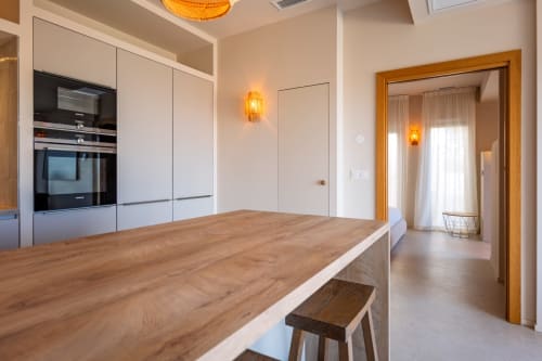 Cuisine moderne de la villa avec îlot en bois à la villa Can Jeannette à Collioure, France