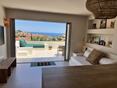 Chambre d'hôte moderne à Can Jeannette, Collioure, avec vue mer, terrasse, rangements intégrés et décoration contemporaine.