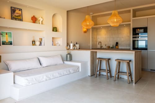 Spacieux séjour ouvert de la villa Can Jeannette à Collioure, avec canapé blanc, coin cuisine et vue sur la mer