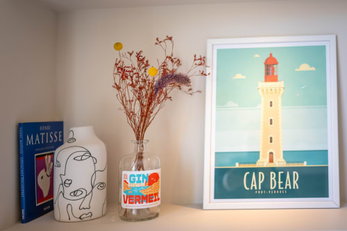 Étagère de villa à Collioure avec livre de Henri Matisse, vase minimaliste, fleurs séchées et affiche du phare du Cap Bear