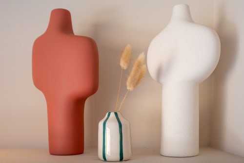 Vases en céramique moderne et décoration herbes de la pampa à la Suite 1 de la Villa Can Jeannette, hôtel-boutique de Collioure