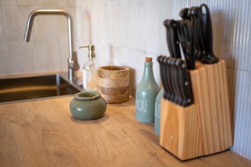 Comptoir de cuisine moderne à la villa Can Jeannette à Collioure avec bloc à couteaux en bois et robinet en acier inoxydable