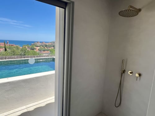 Douche moderne avec vue sur mer, piscine et littoral de Collioure à la villa Can Jeannette