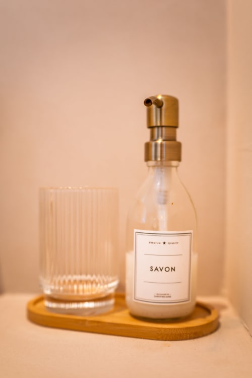 Distributeur de savon premium Savon avec verre à la villa Can Jeannette à Collioure