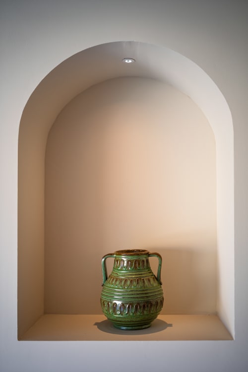 Vase en céramique verte exposé dans une alcôve cintrée de la villa Can Jeannette, Collioure