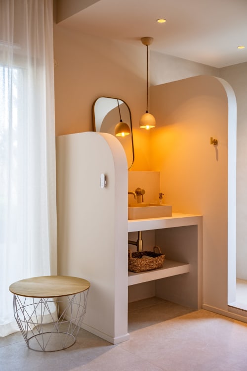 Vanité de salle de bain moderne avec luminaires suspendus à la villa Can Jeannette à Collioure, armoires blanches et ambiance chaleureuse