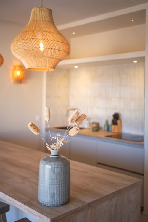 Intérieur de villa moderne à Can Jeannette avec luminaire suspendu tissé et arrangement de pampa séché à Collioure