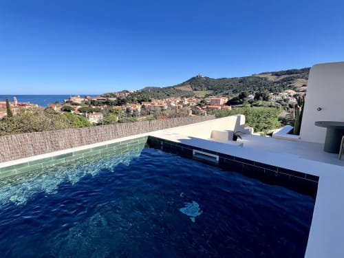 Villa moderne avec piscine dominant Collioure, vue sur la Méditerranée et toits en terrasses
