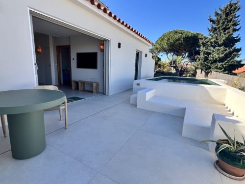 Terrasse moderne de la villa Can Jeannette à Collioure avec piscine, salon de détente et vue sur mer