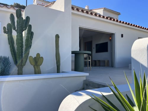 Patio de villa blanche moderne avec jardin de cactus et portes coulissantes vitrées à Can Jeannette, gîte de Collioure