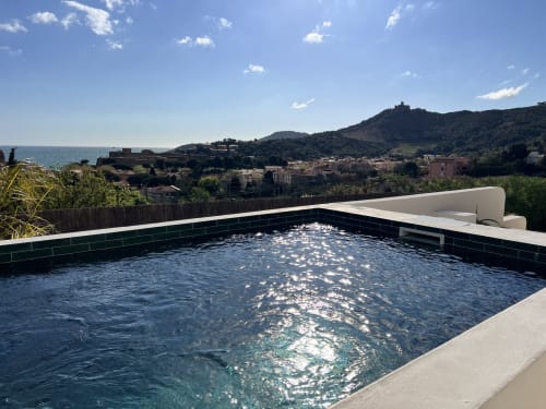 Piscine moderne avec vue sur mer surplombant le village de Collioure et la côte méditerranéenne à la villa Can Jeannette