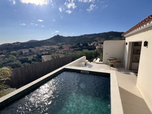 Terrasse de villa moderne avec piscine vue sur le village de Collioure en Catalogne française, location de luxe Can Jeannette