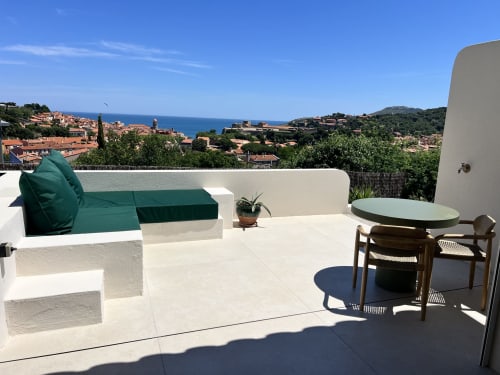 Terrasse panoramique de la villa Can Jeannette à Collioure avec vue sur mer, coin détente et paysage côtier méditerranéen