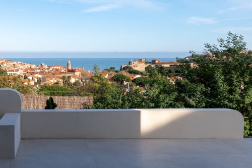 Terrasse de villa côtière surplombant Collioure avec la Méditerranée et l'architecture historique de la ville