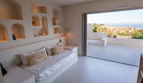Suite villa moderne à Can Jeannette Collioure avec vue mer, mobilier blanc, étagères cintrées et terrasse