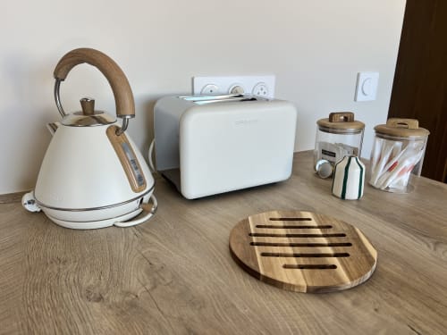 Comptoir de cuisine moderne de la villa Can Jeannette à Collioure avec bouilloire, grille-pain, pots de rangement et dessous-de-plat en bois