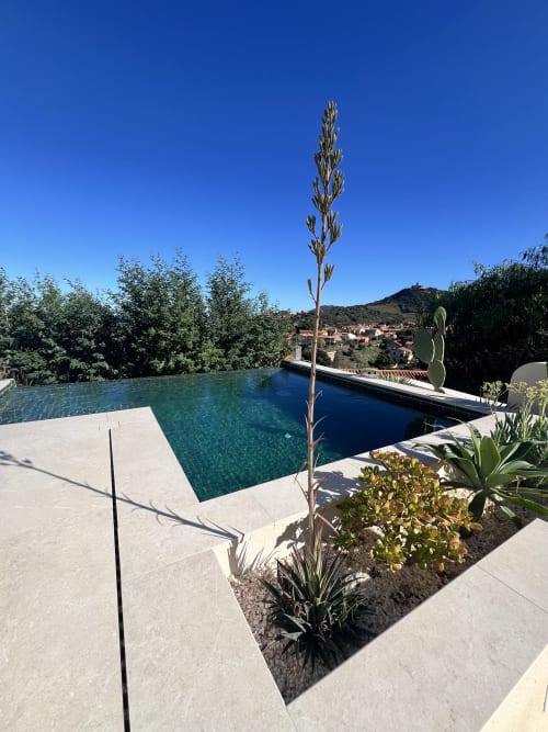 Piscine de villa de luxe avec vue sur le village de Collioure, jardin méditerranéen et montagnes à Can Jeannette